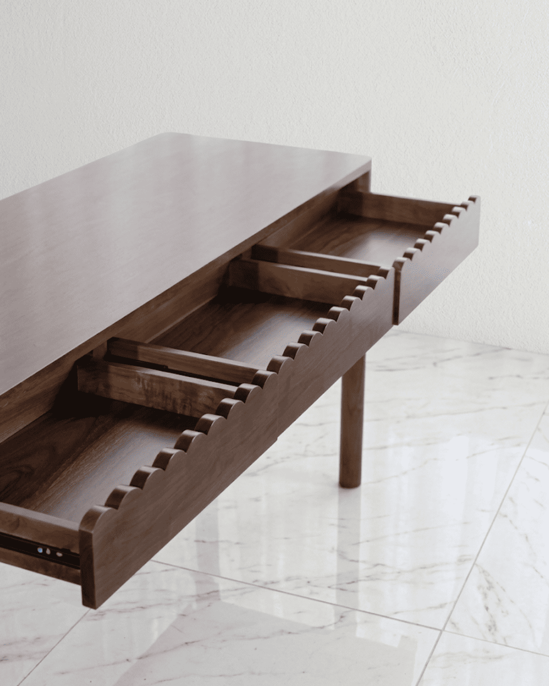 Momo Table